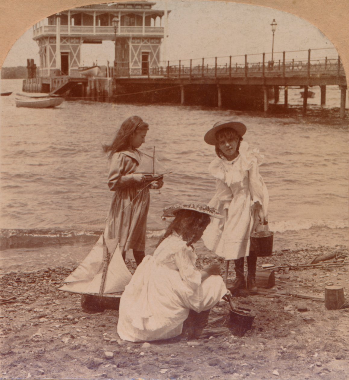 اللعب على الشاطئ c1900 بواسطة شركة كيستون فيو