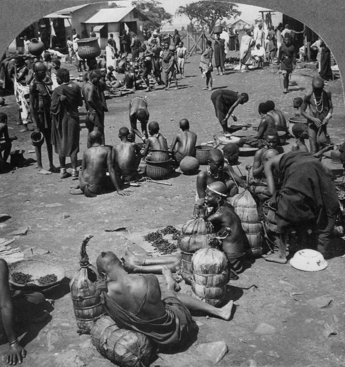 السوق المحلي في بورت فلورنسا ، بحيرة فيكتوريا ، كينيا ، c1901-c1903 بواسطة شركة كيستون فيو