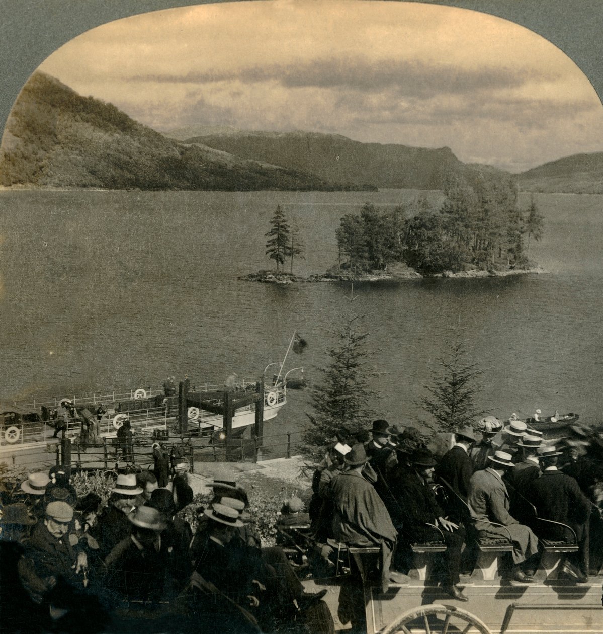 السفر عبر بلد Trossachs الساحر ، اسكتلندا ، 1902. بواسطة شركة كيستون فيو