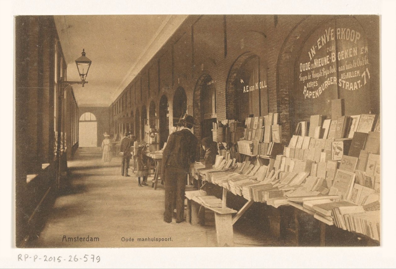 كشك الكتاب بقلم Aäron Eliazer van Kollem في Oudemanhuispoort Amsterdam Oude manhuispoort (العنوان على الكائن) بواسطة Knackstedt و Näther