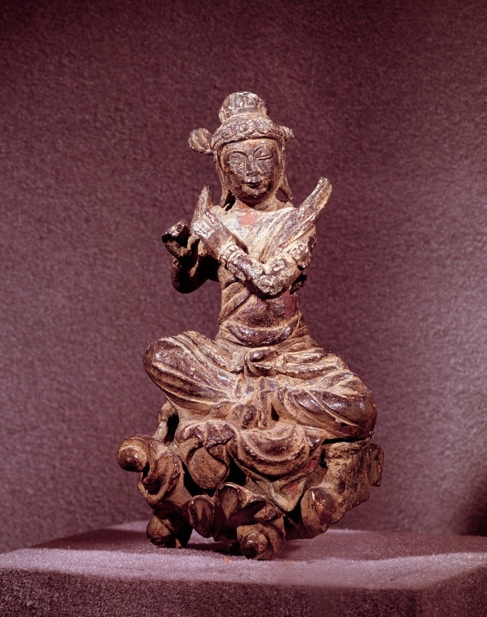 Art Coreen: تمثيل Apsara بالبرونز الذهبي ، كونه سيليست. فترة شلا (القرنين السابع والعاشر). المتحف الوطني الكوري بواسطة المدرسة الكورية