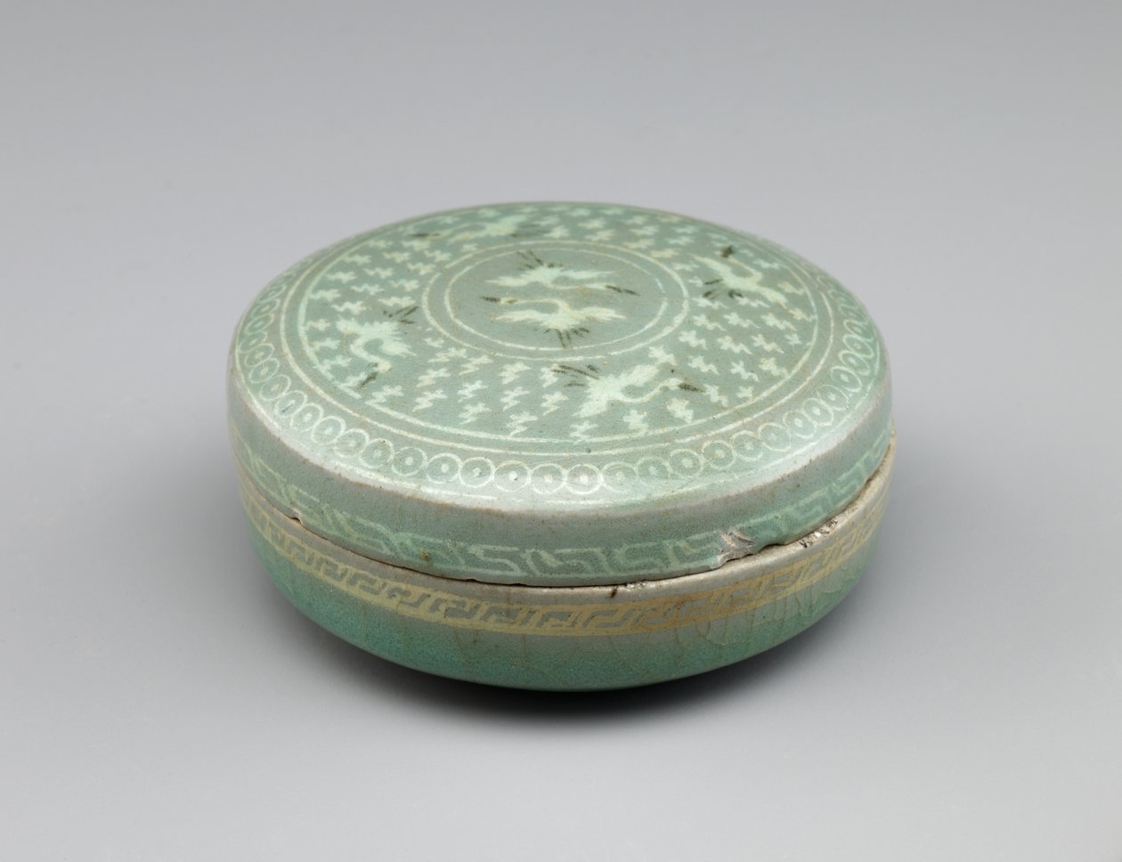 صندوق مغطى بتصميم مطعمة من الرافعات والسحب ، النصف الثاني من القرن الثالث عشر (خزف حجري مع ترصيع بالأبيض والأسود تحت طلاء سيلادون) بواسطة المدرسة الكورية