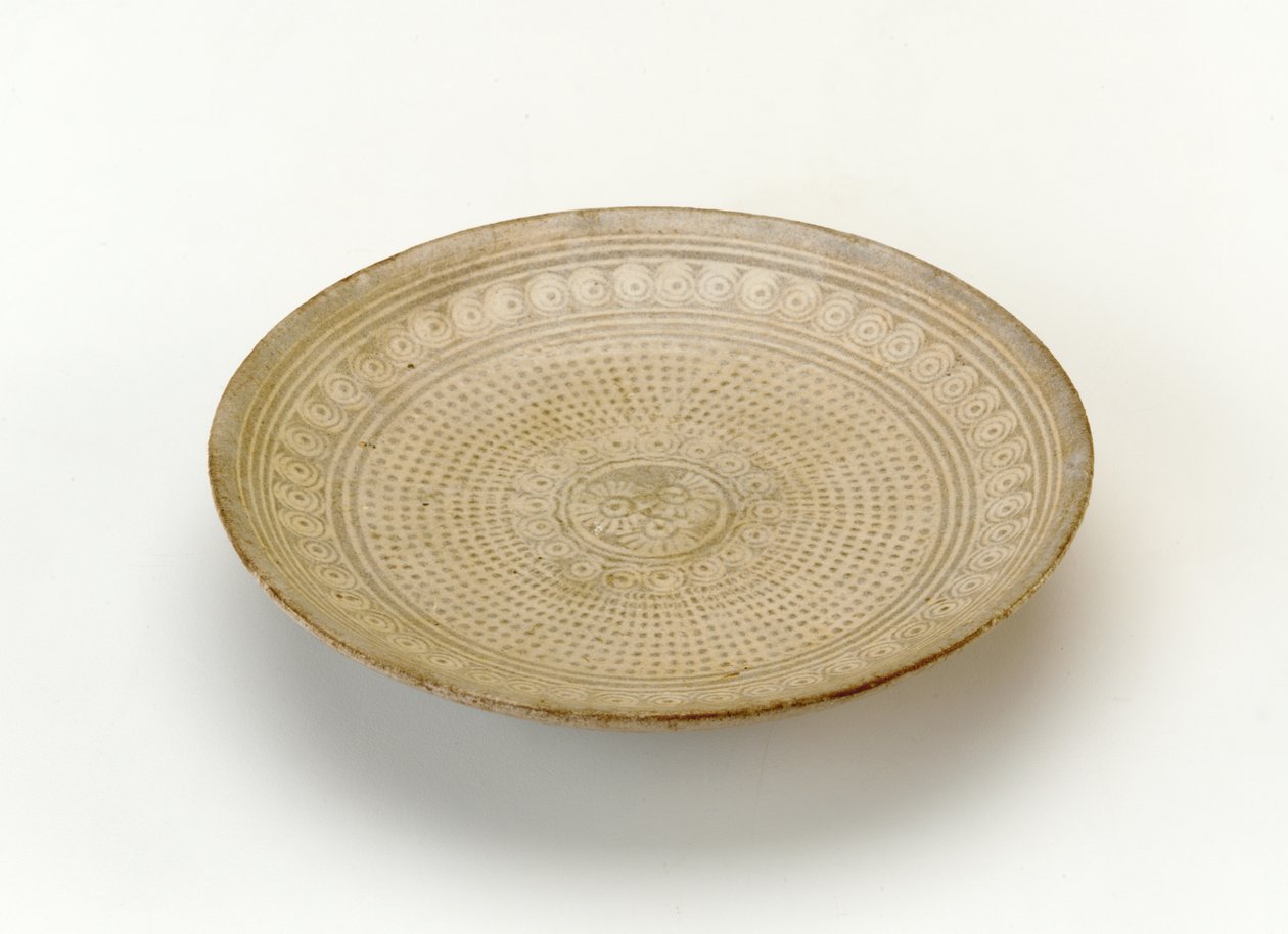 Dish, mid 15th century (stoneware with white inlay under transparent, pale blue glaze) بواسطة المدرسة الكورية