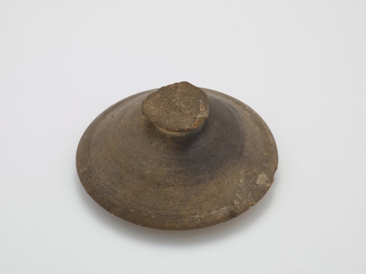 Lid, first half 6th century (unglaze stoneware with traces of natural ash glaze) بواسطة المدرسة الكورية