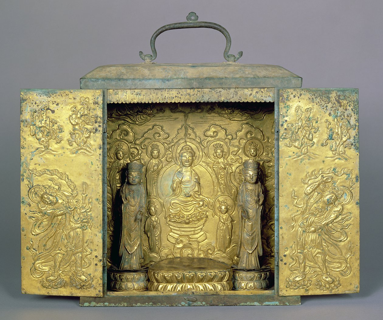 Portable Buddhist shrine with two standing Bodhisattvas, a Buddhist triad and guardian figure, Koryo dynasty (gilt bronze with incised and repousse decoration) بواسطة المدرسة الكورية