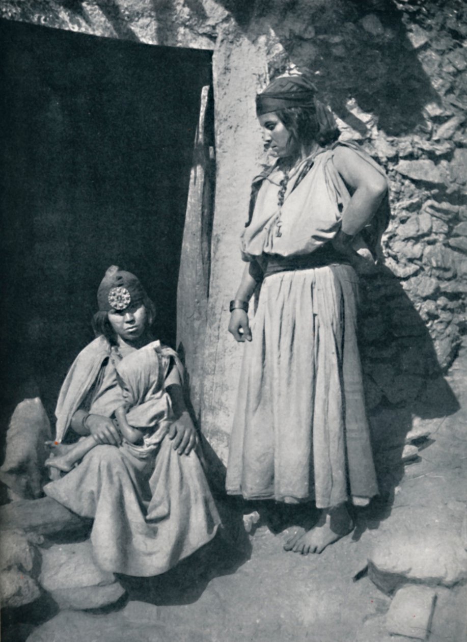 نساء من القبائل عند باب مسكنهن قرب ساحل البحر الأبيض المتوسط ، الجزائر ، 1912. بواسطة كوهن