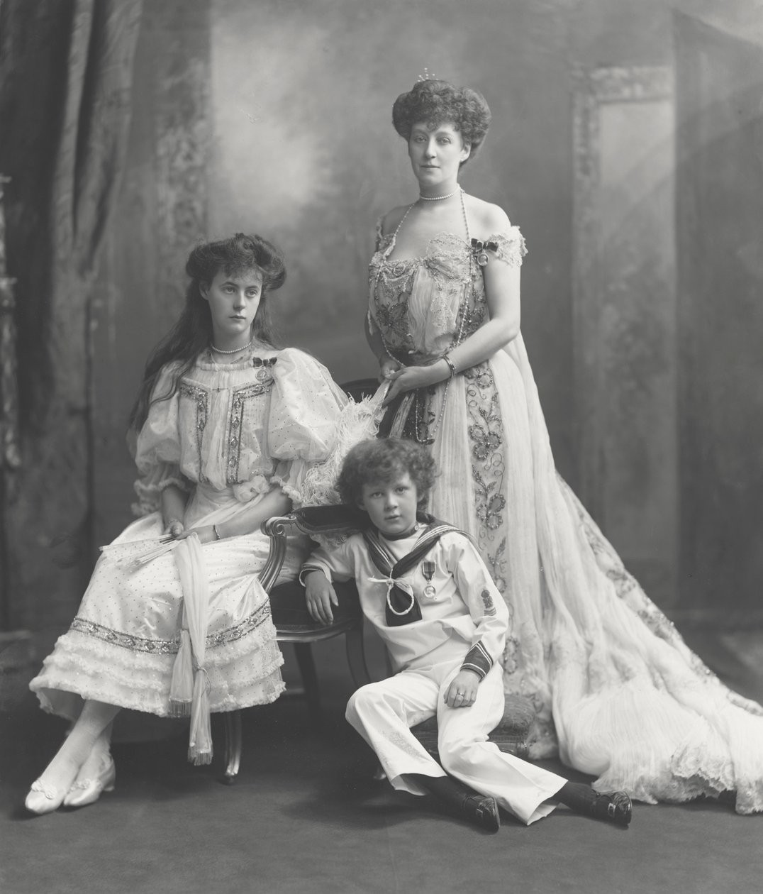 Viscountess Knollys وأطفالها ، تم تصويرهم بمناسبة تلقي ميداليات الملك إدوارد السابع التتويج ، 1902 بواسطة ستوديو لافاييت