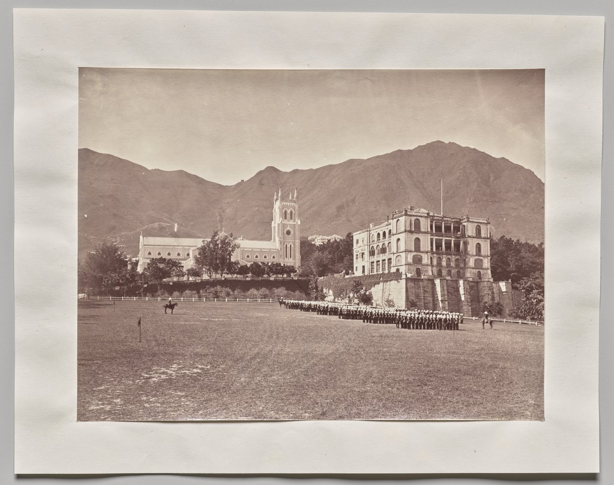 بدون عنوان (هونغ كونغ ، كاتدرائية سانت جون ، من ساحة العرض ، فوج جلالة الملك في موكب) بواسطة لاي فونغ (استوديو أفونغ)