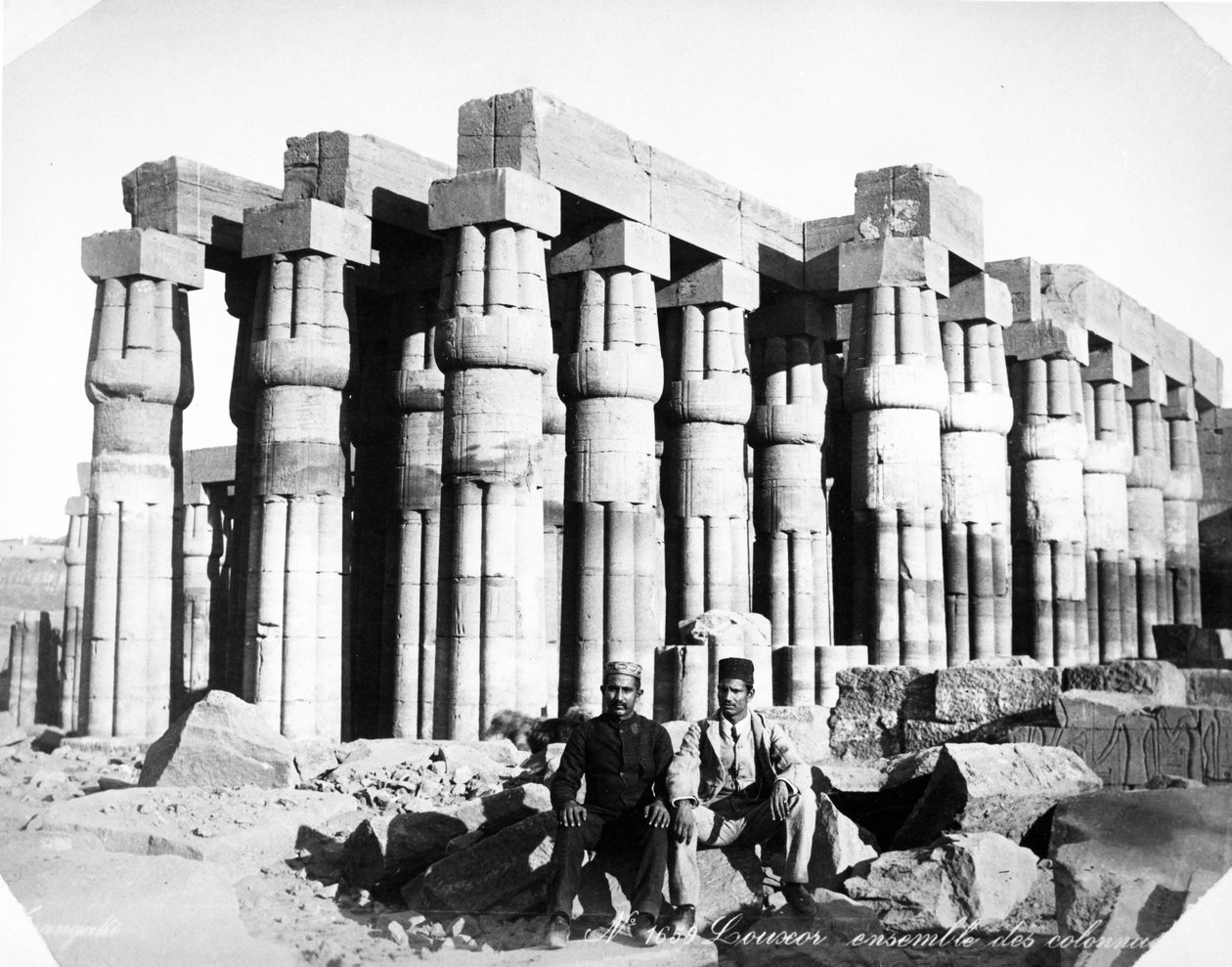 منظر لرواق محكمة أمنحتب الثالث بالأقصر ، ج .1880 بواسطة لانغاكي