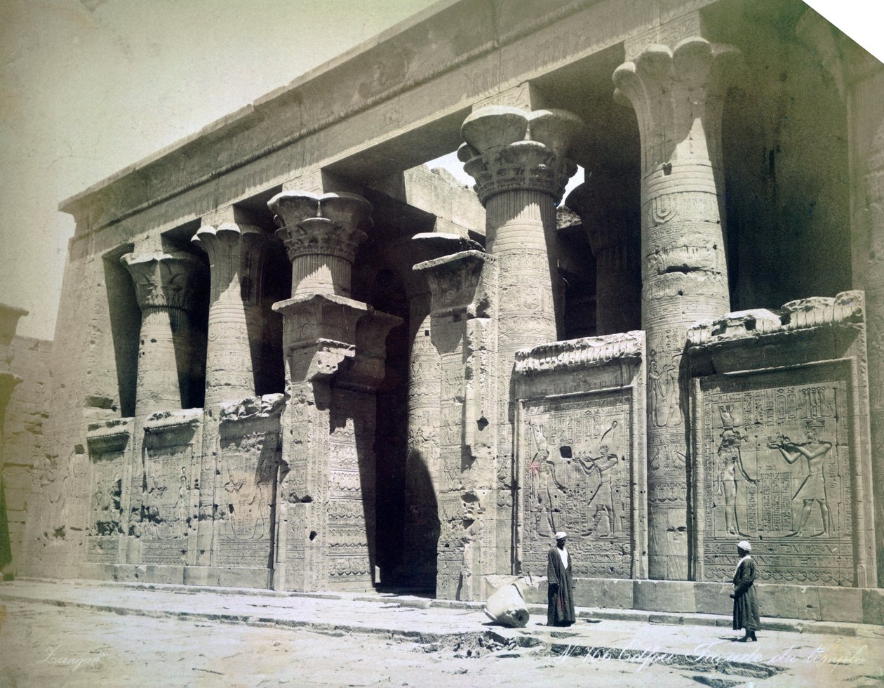 واجهة المعبد ، إدفو ، مصر ، القرن التاسع عشر بواسطة لانغاكي