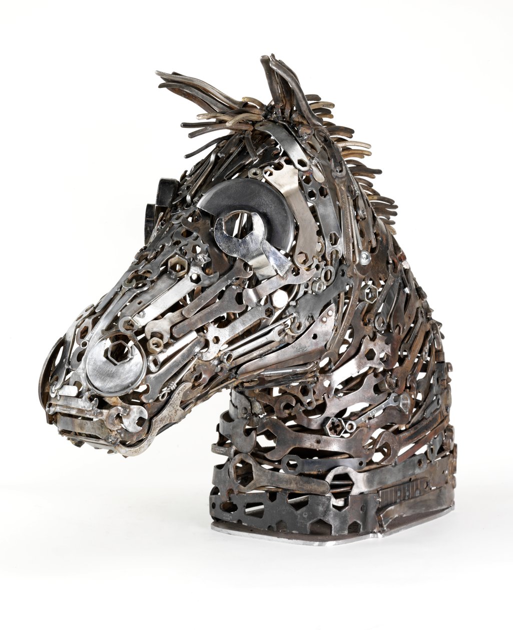 Warhorse (المعادن والمفكات والأدوات والأشياء التي تم العثور عليها) (انظر أيضًا 440480) بواسطة لوري سيمونسون