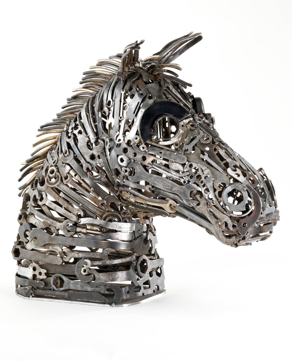 Warhorse (المعادن والمفكات والأدوات والأشياء التي تم العثور عليها) (انظر أيضًا 440479) بواسطة لوري سيمونسون