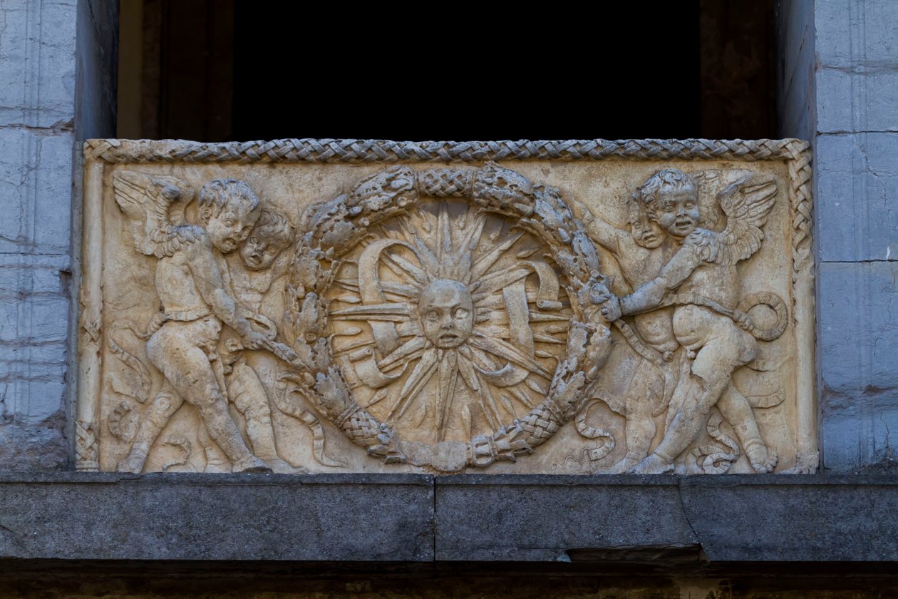 Balustrade plate with rayed sun in garland, bas-relief on facade of San Sebastiano church بواسطة ليون باتيستا ألبيرتي
