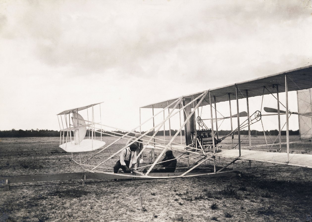 ليون بولي يعمل على متن طائرة الأخوين رايت ، 1909 ج بواسطة ليون بولي