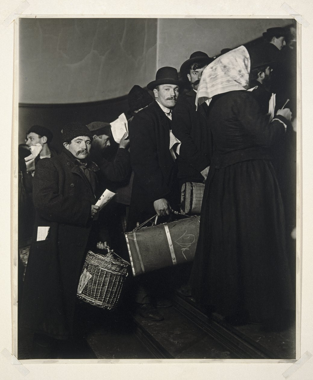 التسلق في أرض الميعاد ، جزيرة إليس ، 1908 (الصورة الفضية الجيلاتينية) بواسطة لويس ويكس هاين