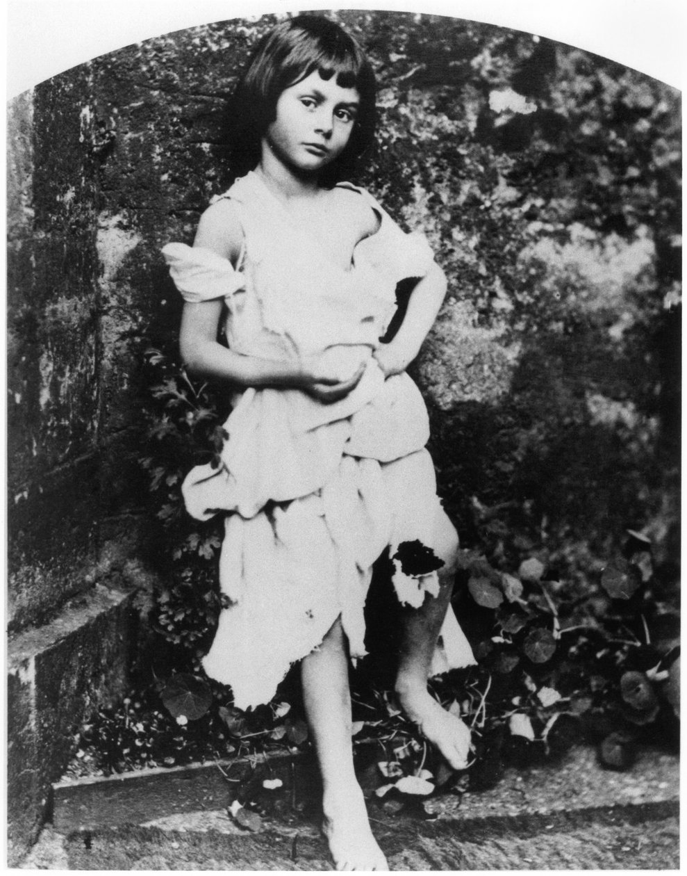 Alice Pleasance Liddell (1852-1934) كخادمة متسولة بواسطة لويس كارول