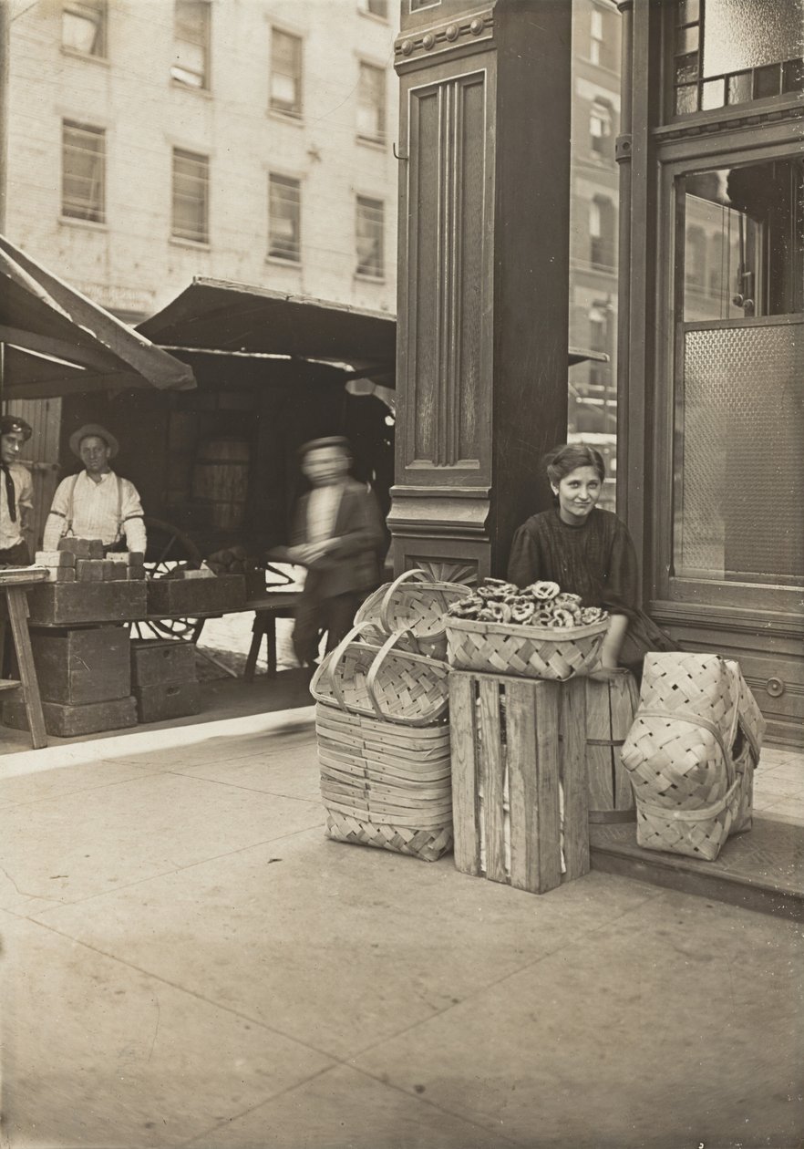 لينا لوشيافو - 11 عامًا ، بائعة سلة (وبريتزل) ، في Sixth Street Market أمام مدخل الصالون ، سينسيناتي ، أوهايو بواسطة لويس هاين