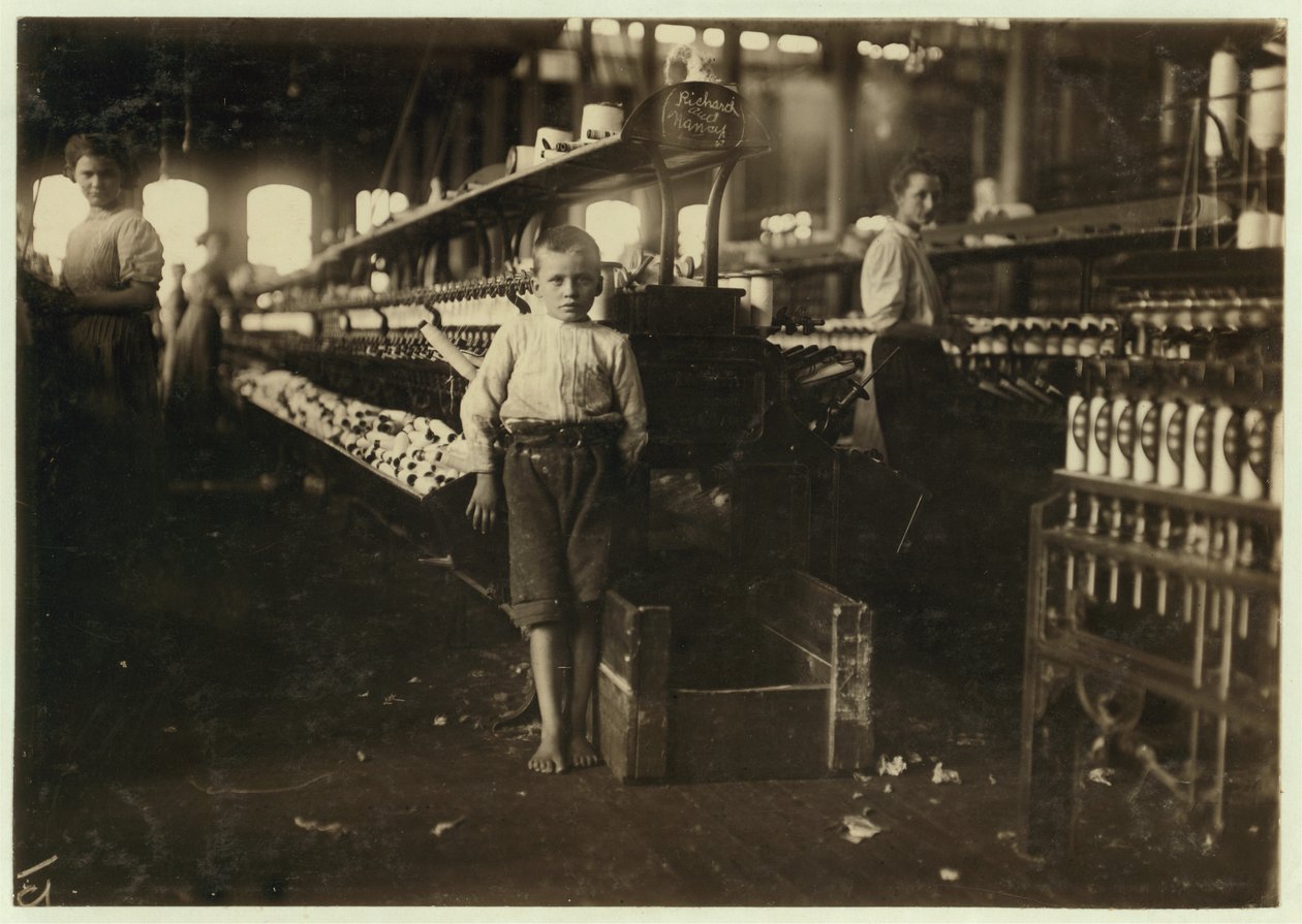 ليو ، 8 أعوام ، يبلغ طوله 4 أقدام فقط ، يلتقط بكرات مقابل 15 سنتًا في اليوم في Elk Cotton Mills ، فاييتفيل ، تينيسي ، 1910 بواسطة لويس ويكس هاين