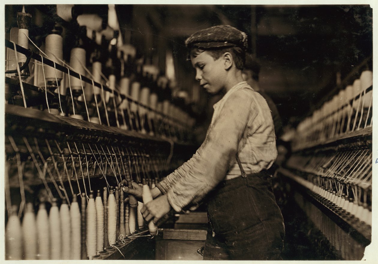 ظفار يحل محل البكرات الكاملة في Globe Cotton Mill ، أوغوستا ، جورجيا ، 1909 بواسطة لويس ويكس هاين