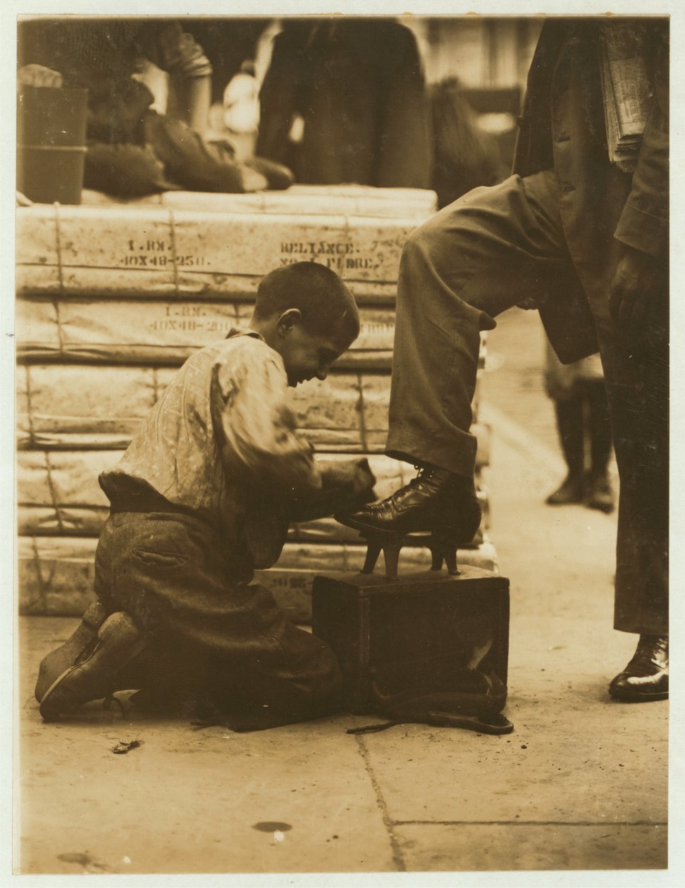 Bootblack in the Bowery ، نيويورك ، 1910 بواسطة لويس ويكس هاين