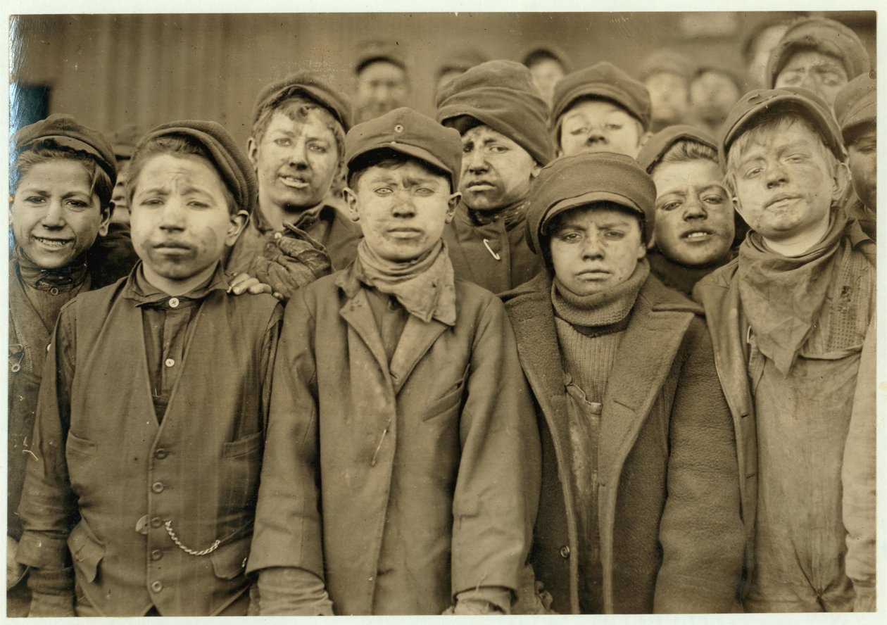 الفتيان الكسارة (الذين يصنفون الفحم باليد) في شركة Hughestown Borough Coal Co. بيتستون ، بنسلفانيا ، 1911 بواسطة لويس ويكس هاين
