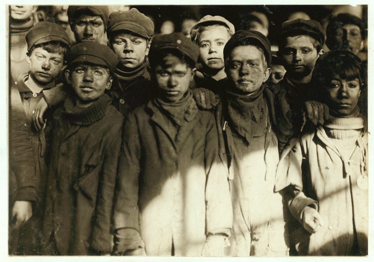 الفتيان الكسارة (الذين يصنفون الفحم باليد) في شركة Hughestown Borough Coal Co. بيتستون ، بنسلفانيا ، 1911 بواسطة لويس ويكس هاين