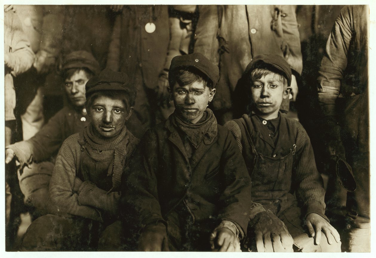 الفتيان الكسارة (الذين يصنفون الفحم باليد) في شركة Hughestown Borough Coal Co. بيتستون ، بنسلفانيا ، 1911 بواسطة لويس ويكس هاين