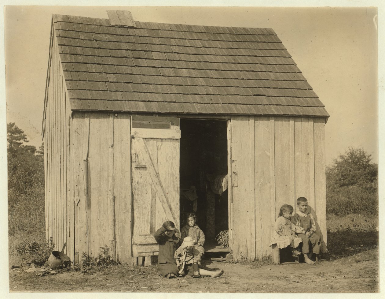 كوخ عائلي De Marco لقطاف التوت البري في Forsythe&39;s Bog ، Turkeytown ، بالقرب من Pemberton ، نيو جيرسي ، 1910 بواسطة لويس ويكس هاين