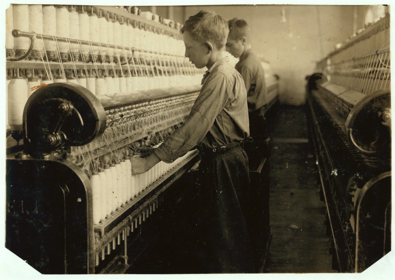 Doffers استبدال البكرات الكاملة في Indian Orchard Cotton Mill ، ماساتشوستس ، 1916 بواسطة لويس ويكس هاين