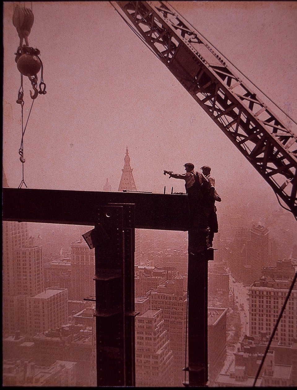 Empire State Building under construction, showing placing of steel girder بواسطة لويس ويكس هاين