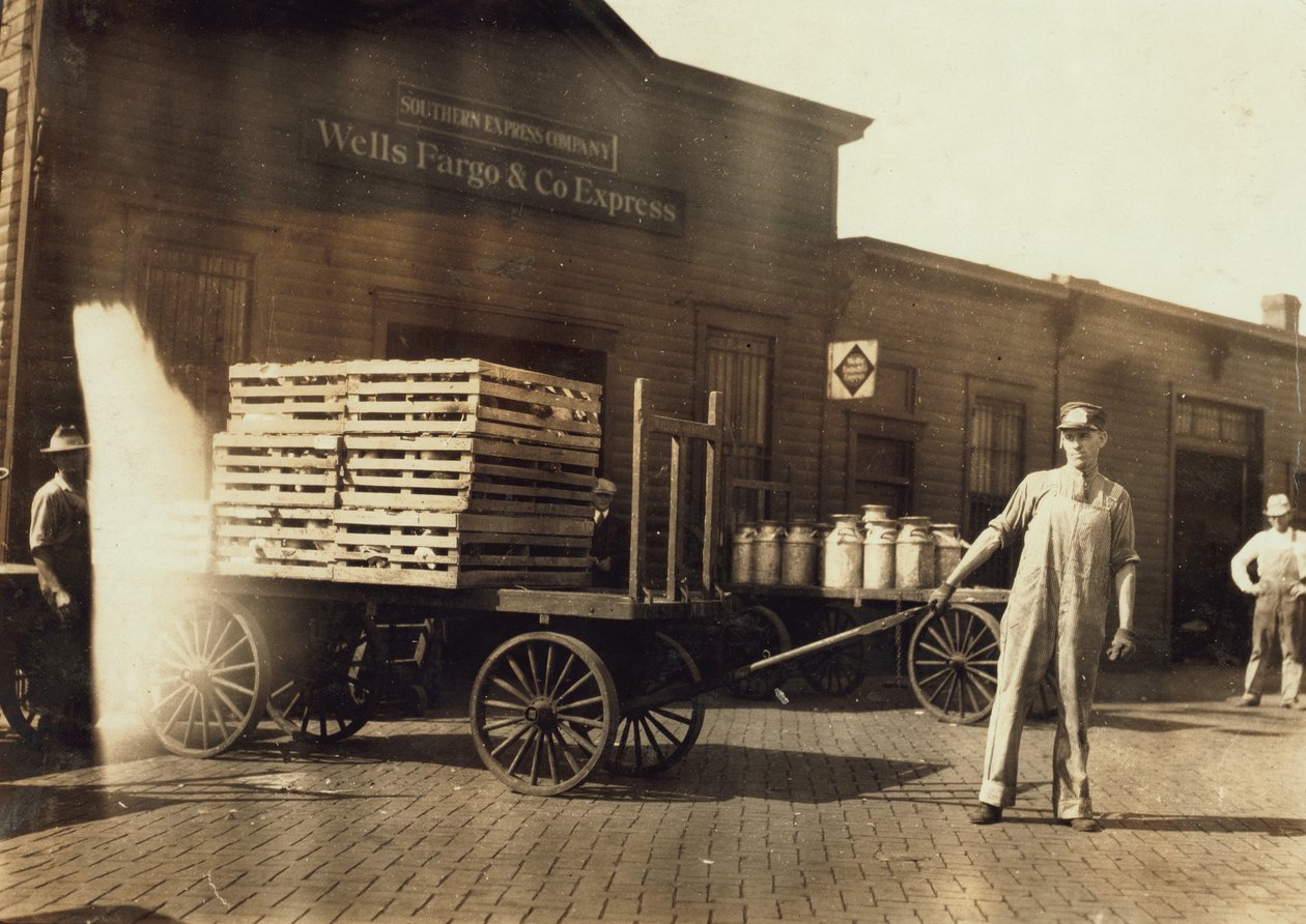 رجال أمام مستودع Wells Fargo und Co Express مع صناديق وعلب حليب ، Springfiled ، ميسوري ، 1916 بواسطة لويس ويكس هاين