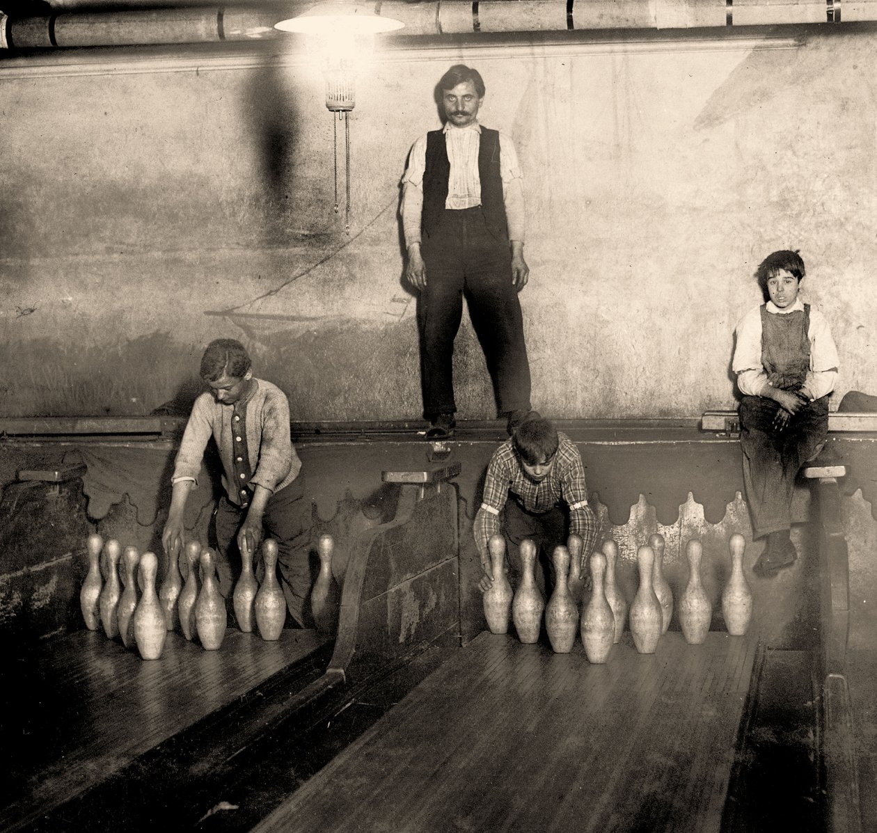 Pinboys في زقاق بولينج صب واي ، 65 ساوث ستريت ، بروكلين. نيويورك. 1910 بواسطة لويس ويكس هاين