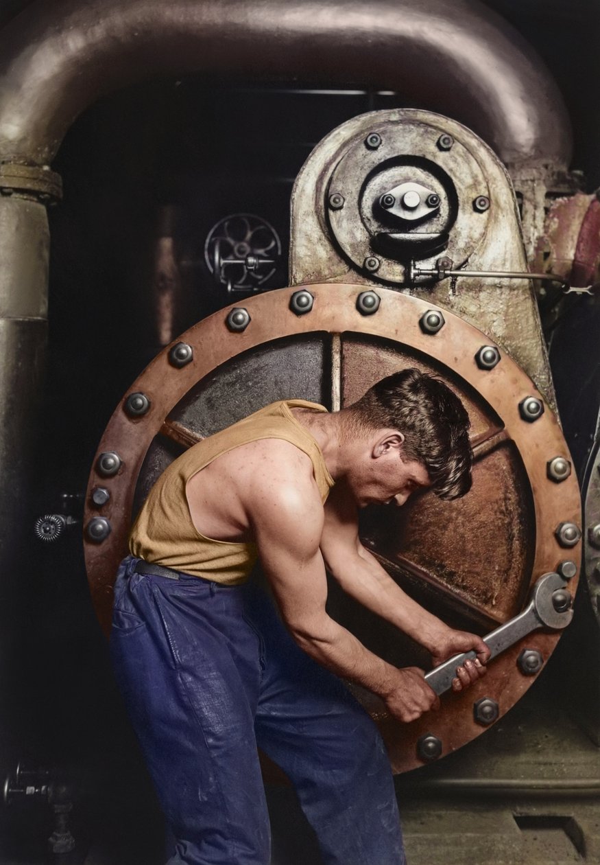 ميكانيكي بيت الطاقة يعمل على مضخة البخار حوالي عام 1920 (صورة ملونة) بواسطة لويس ويكس هاين