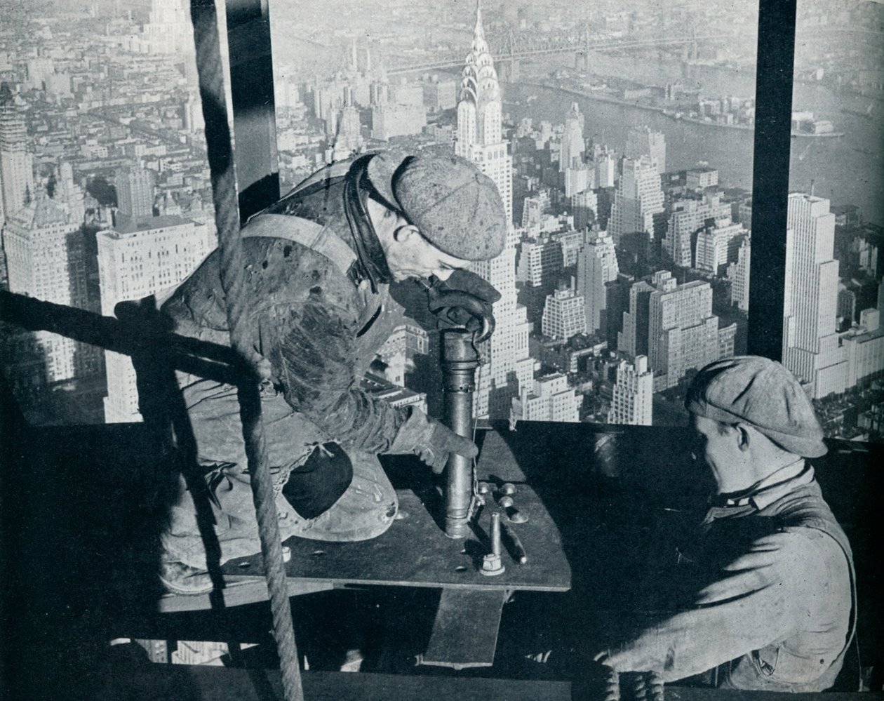 تثبيت المسامير الأخيرة في مبنى Morning Mast of the Empire State ، c1931 بواسطة لويس ويكس هاين