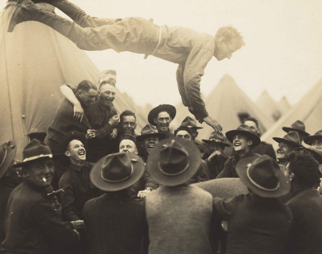 ألقى جندي في الهواء ، 1917. بواسطة لويس ويكس هاين