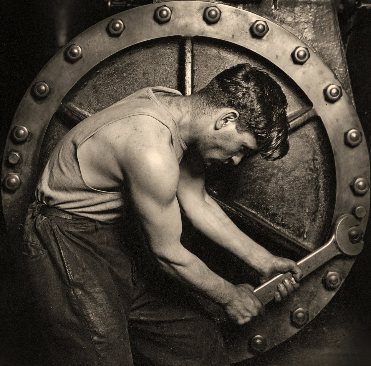 صورة مقرّبة لميكانيكي بيت الطاقة يعمل على مضخة بخار حوالي عام 1920 (صورة) بواسطة لويس ويكس هاين