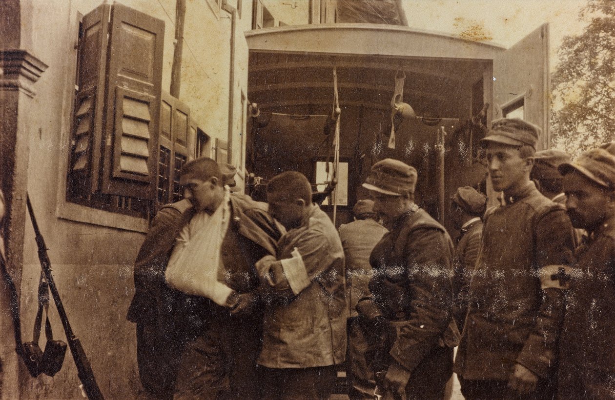 Ambulance and Wounded Soldiers, World War One (sepia print) بواسطة غير معروف غير معروف