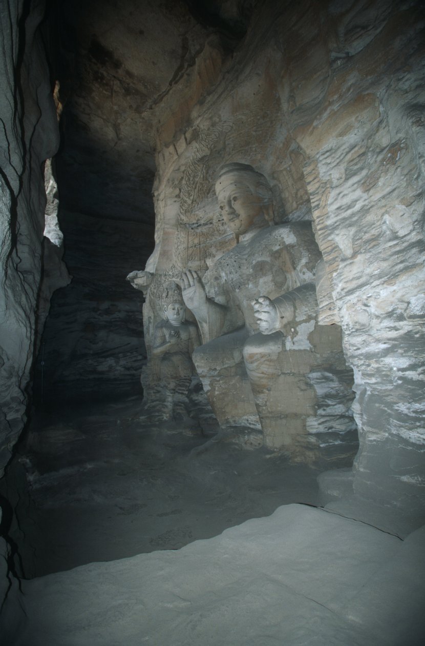 China, Shanxi province, sandstone statue of Buddha in Yungang Grottoes بواسطة غير معروف غير معروف