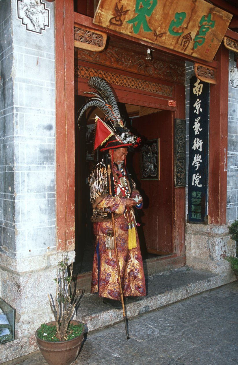 China, Yunnan, Lijiang, man in traditional Naxi costume بواسطة غير معروف غير معروف