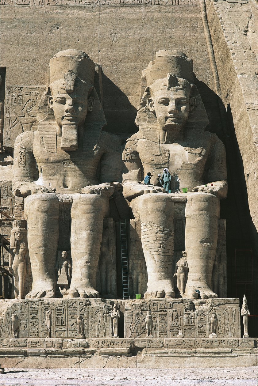Colossal sandstone figures of enthroned Ramses II بواسطة غير معروف غير معروف