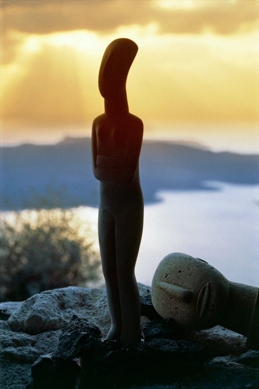 Cycladic idol on the background of the coast, Cyclades islands, Greece, Cycladic civilization (photo) بواسطة غير معروف غير معروف