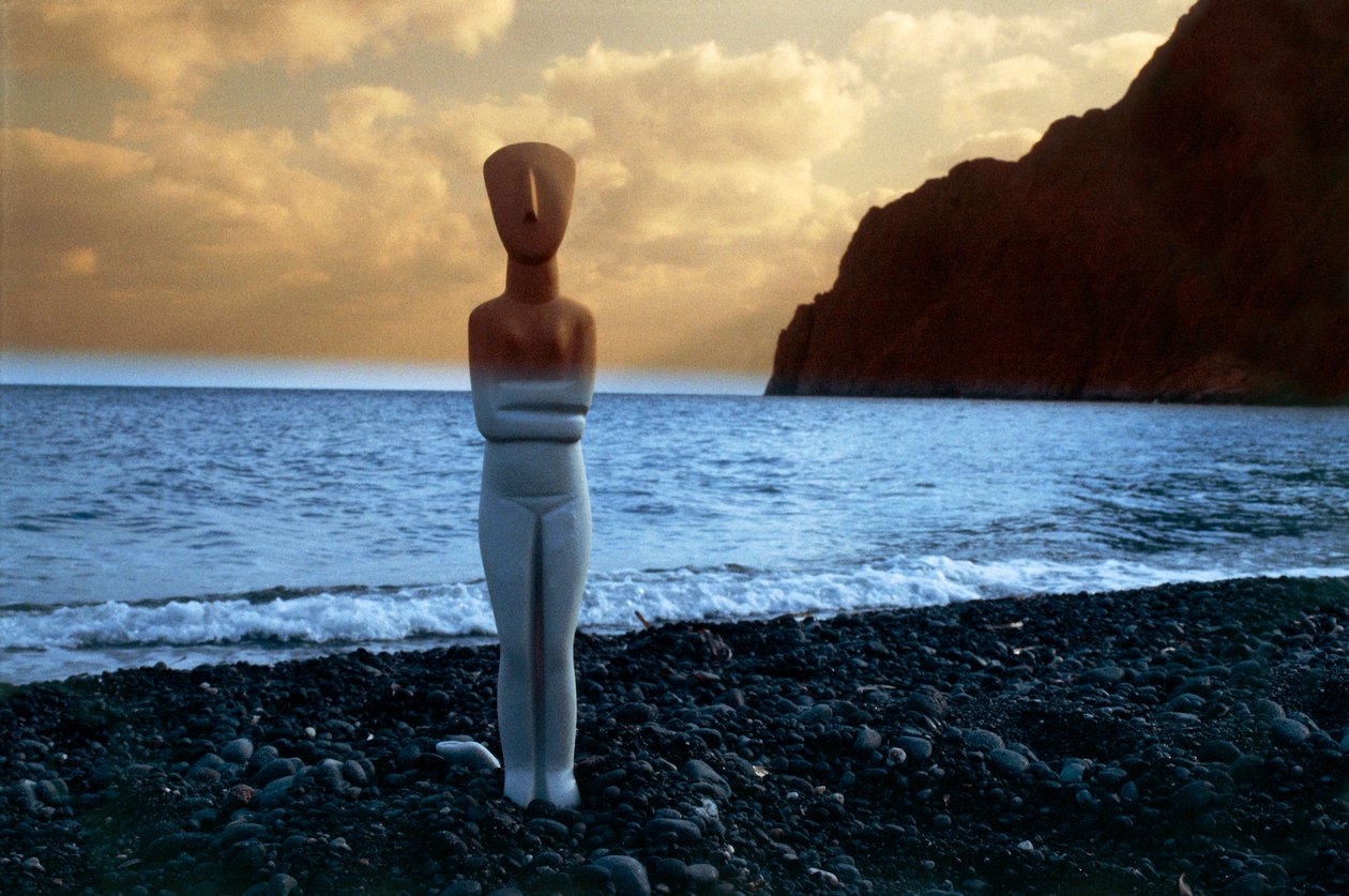 Cycladic idol on the beach, Cyclades islands, Greece, Cycladic civilization (photo) بواسطة غير معروف غير معروف