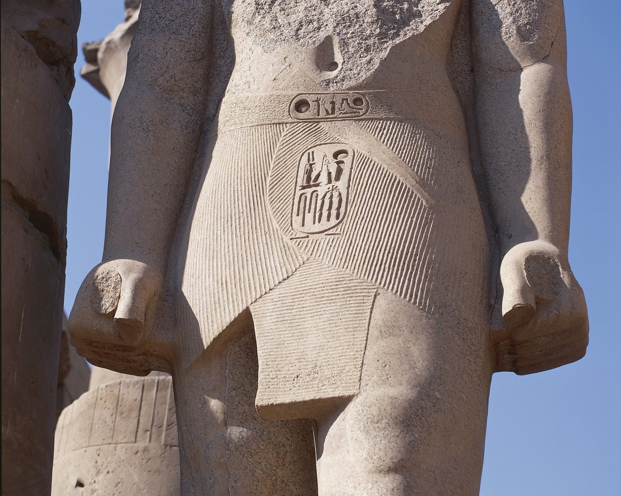 Detail of colossal statue of pharaoh with cartouche of Court of Ramses II بواسطة غير معروف غير معروف