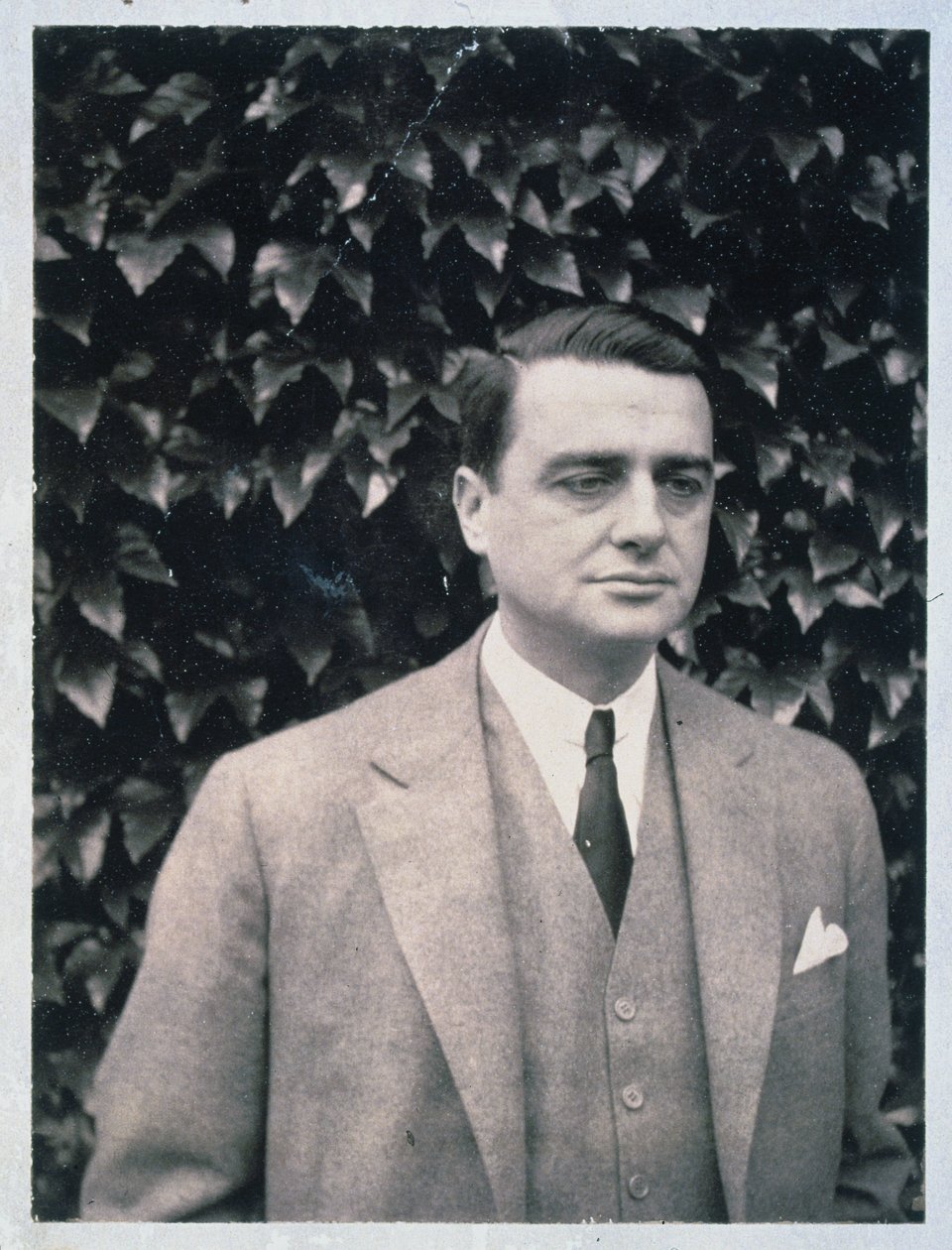Edwin Herbert Land, American scientist and inventor, c 1935 بواسطة غير معروف غير معروف