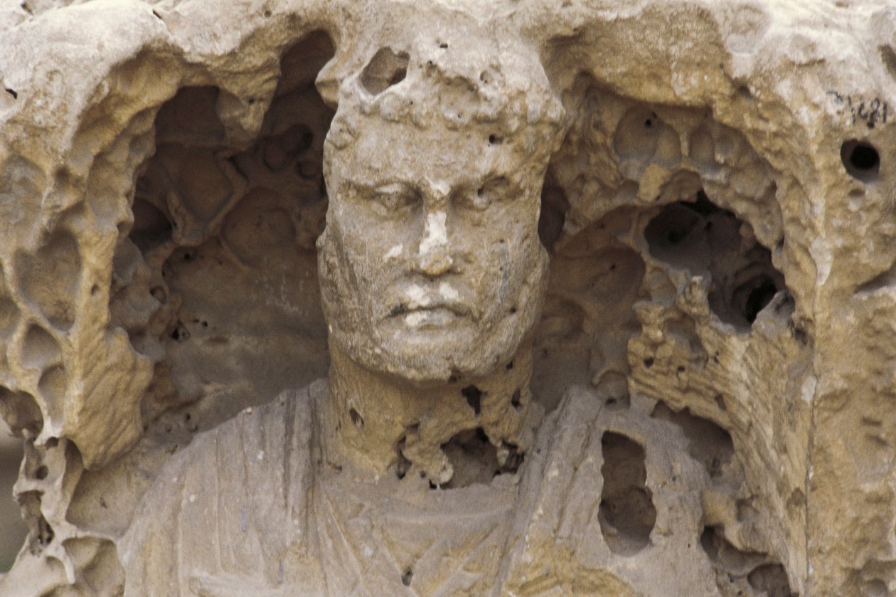 Egypt, Alexandria, Catacombs of Kom-esh-Shuqafa, Interior of the hypogeum, detail of a statue بواسطة غير معروف غير معروف