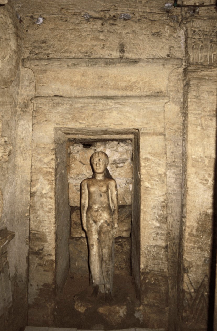 Egypt, Alexandria, Catacombs of Kom-esh-Shuqafa, Interior of the hypogeum, niche with female statue بواسطة غير معروف غير معروف