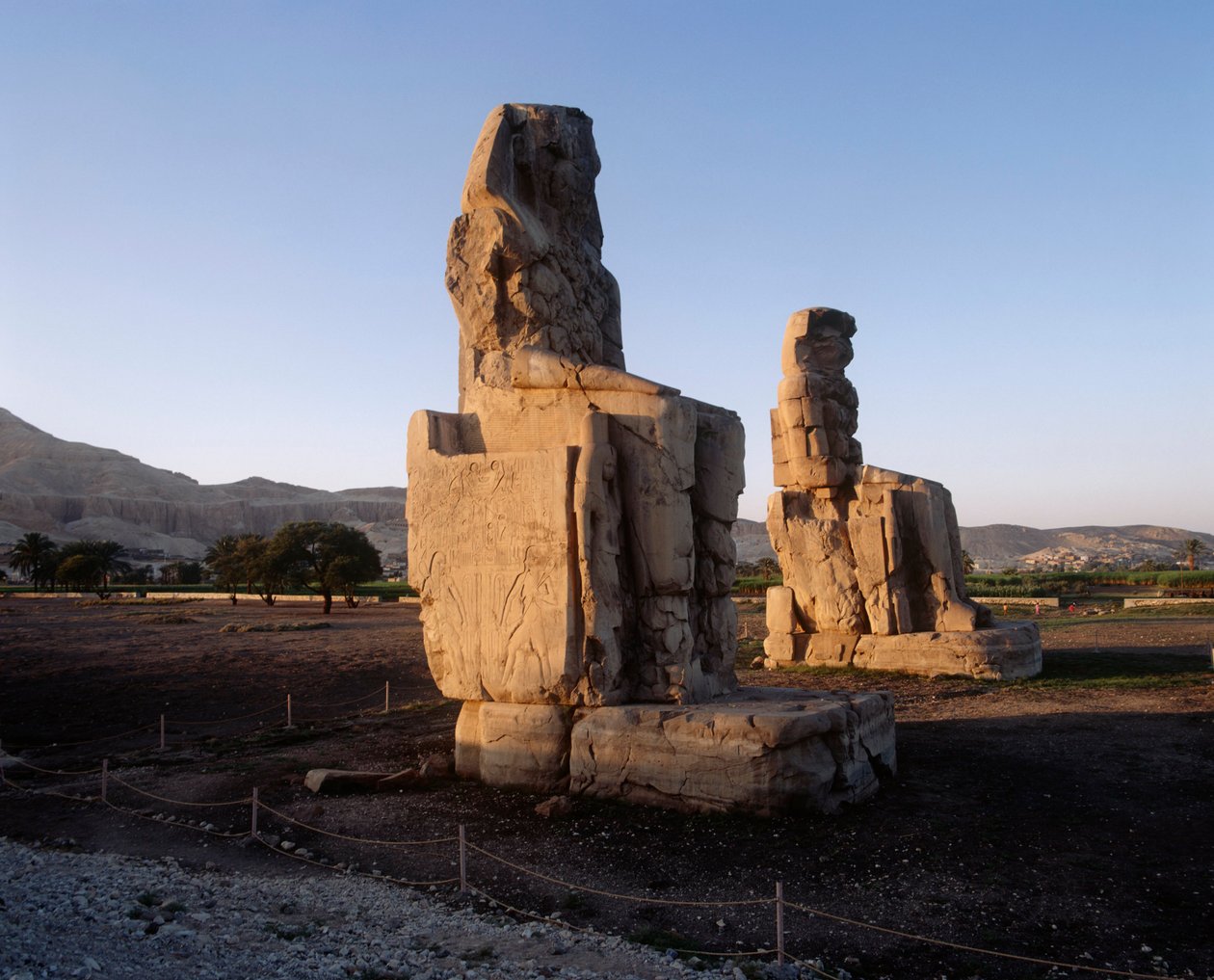 Egypt, Luxor Governorate, Karnak, Statues of Amenhotep III بواسطة غير معروف غير معروف