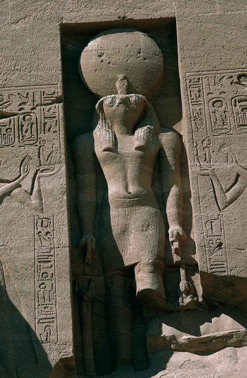 Egypt, Nubia, Abu Simbel, Great Temple of Ramses II, facade, niche with statue of sun god Ra بواسطة غير معروف غير معروف