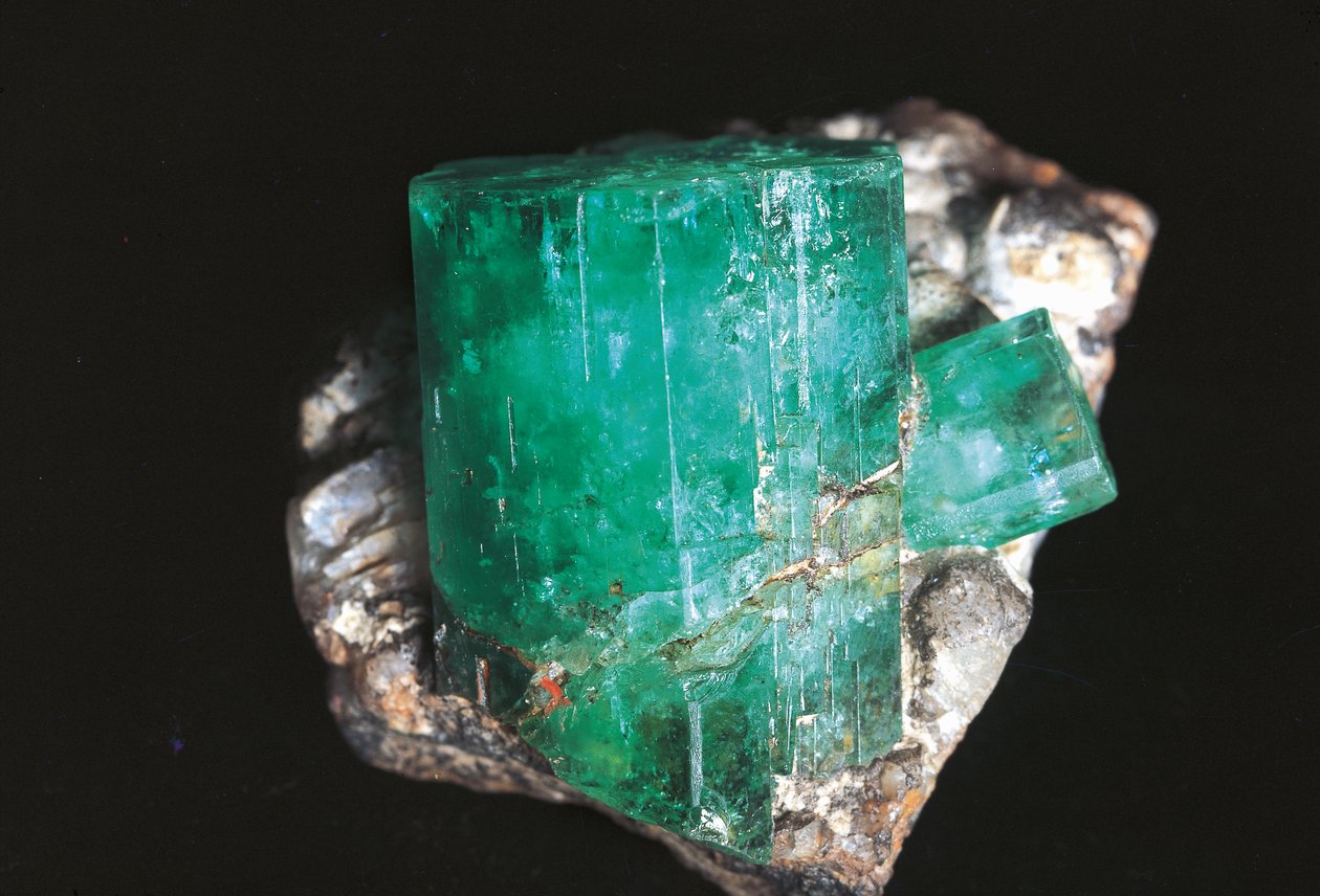 Emerald on gangue (photo) بواسطة غير معروف غير معروف