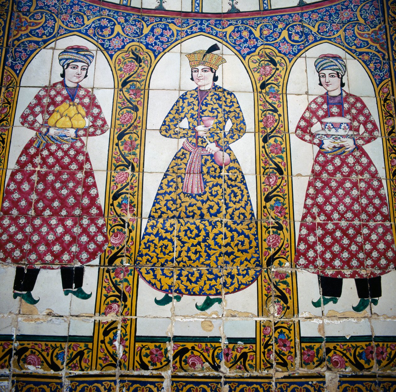 Female figures in traditional Persian dress, majolica tile decoration, Qavam house also known as Narenjestan e Ghavam بواسطة غير معروف غير معروف